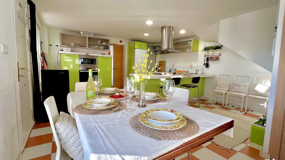 Kitchen or kitchenette, Dining area