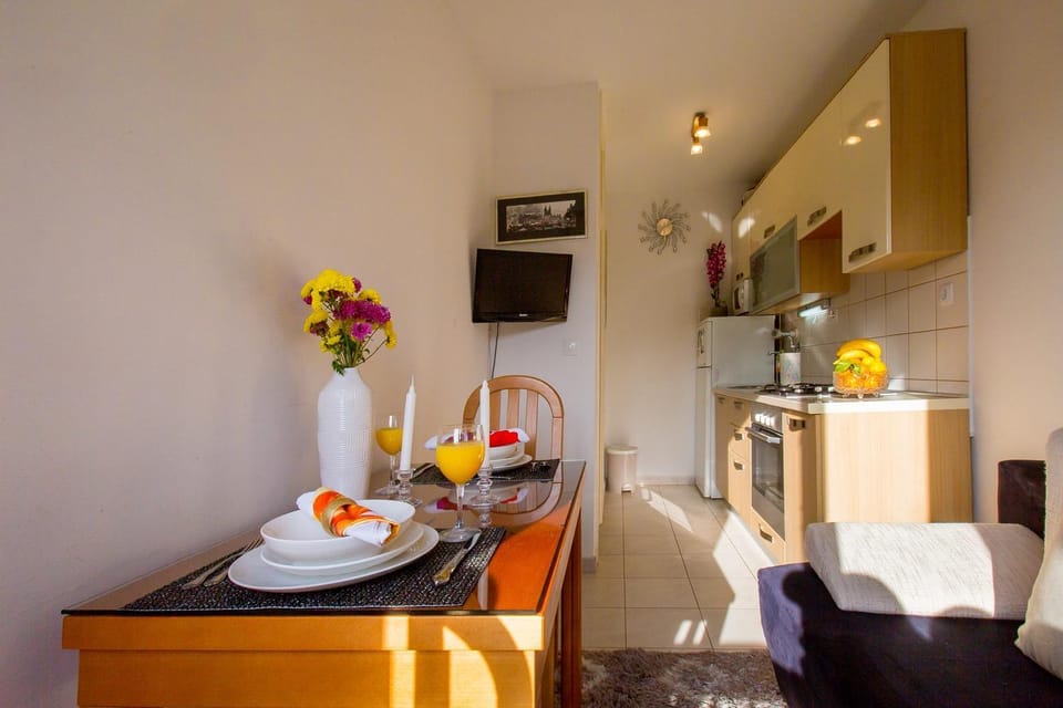Coffee/tea facilities, Kitchen or kitchenette, Dining area