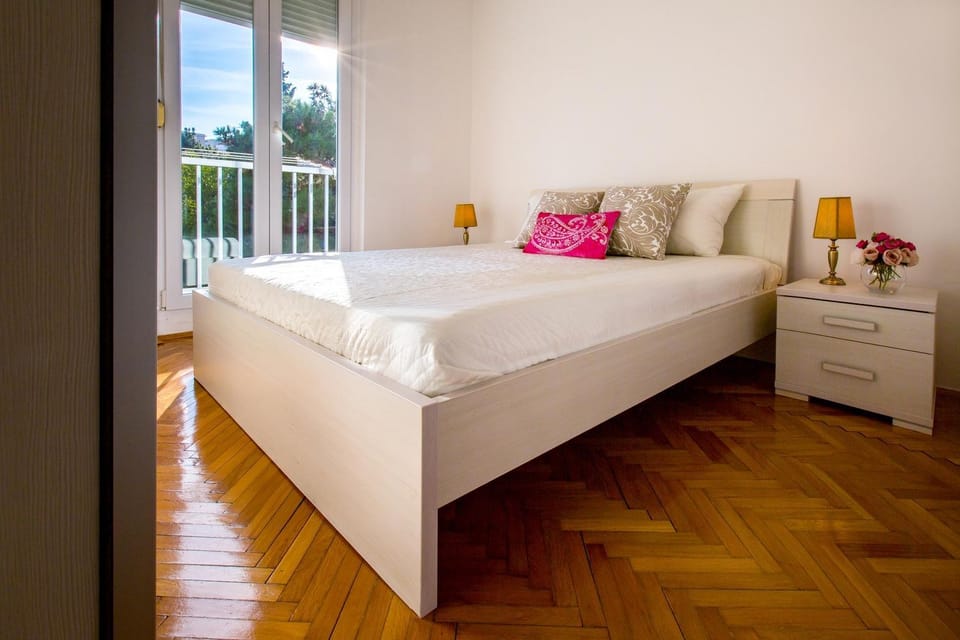Photo of the whole room, Garden view