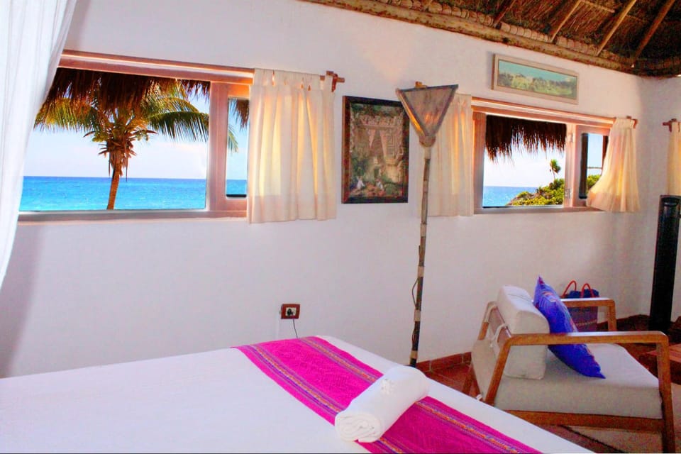 Photo of the whole room, Sea view