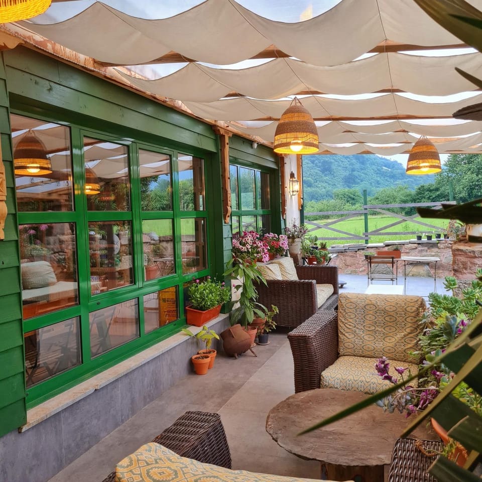 Off site, Natural landscape, On site, Entertainment, Family