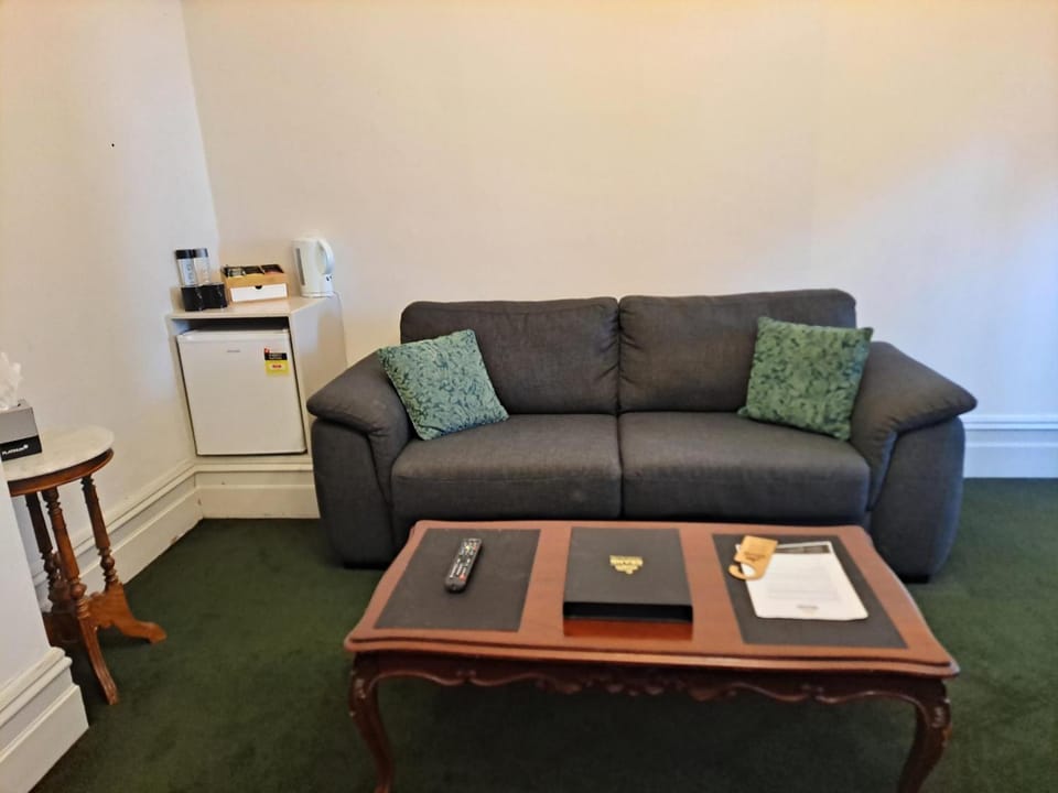 Living room, Seating area, hair dresser