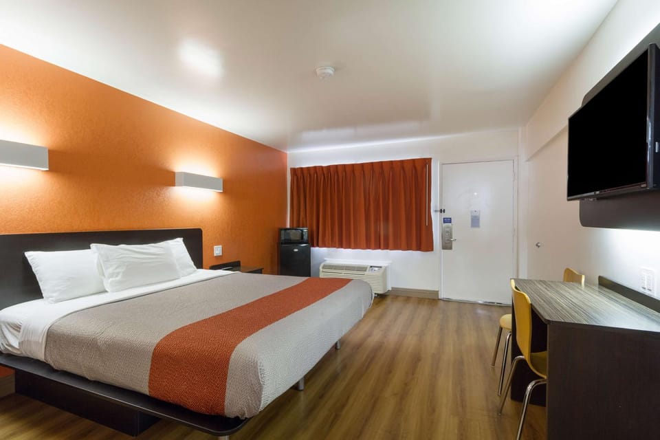 TV and multimedia, Bedroom, On site