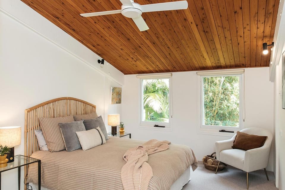Bed, Photo of the whole room, Seating area, Bedroom, fireplace