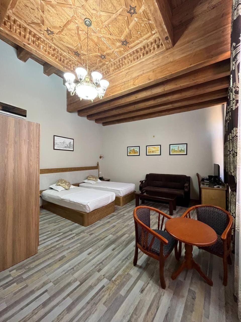 Bed, Living room, Photo of the whole room, Seating area