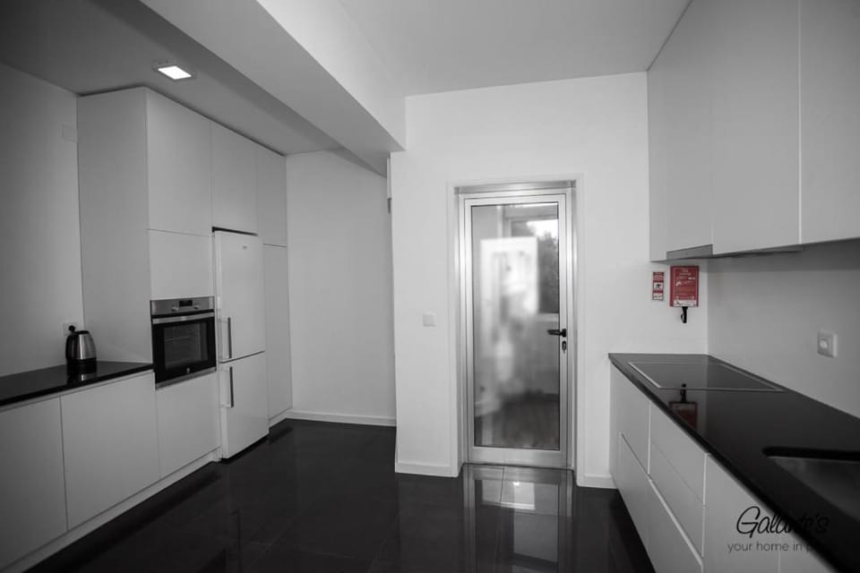 Downtown 3 Bedroom with Balcony - Quiet Street - Family Friendly - Groups Apartment in Porto