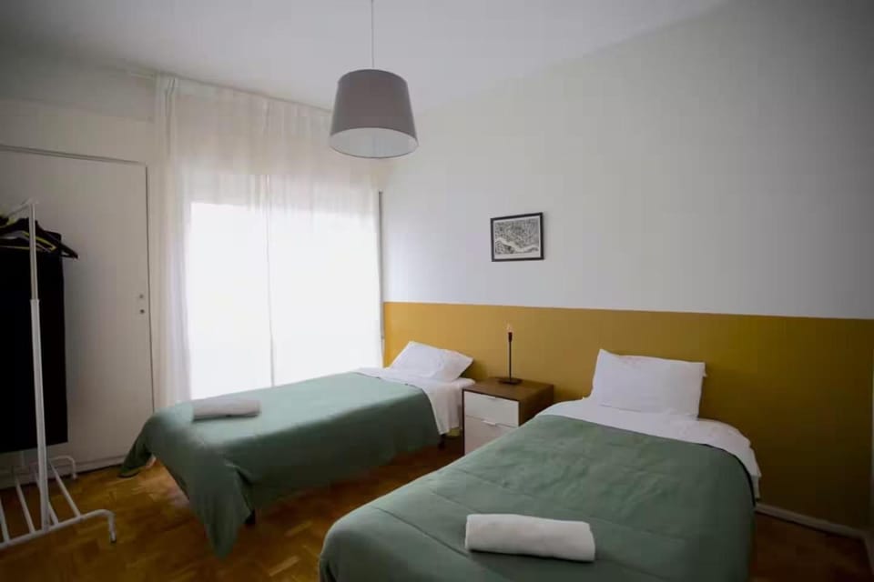 Downtown 3 Bedroom with Balcony - Quiet Street - Family Friendly - Groups Apartment in Porto