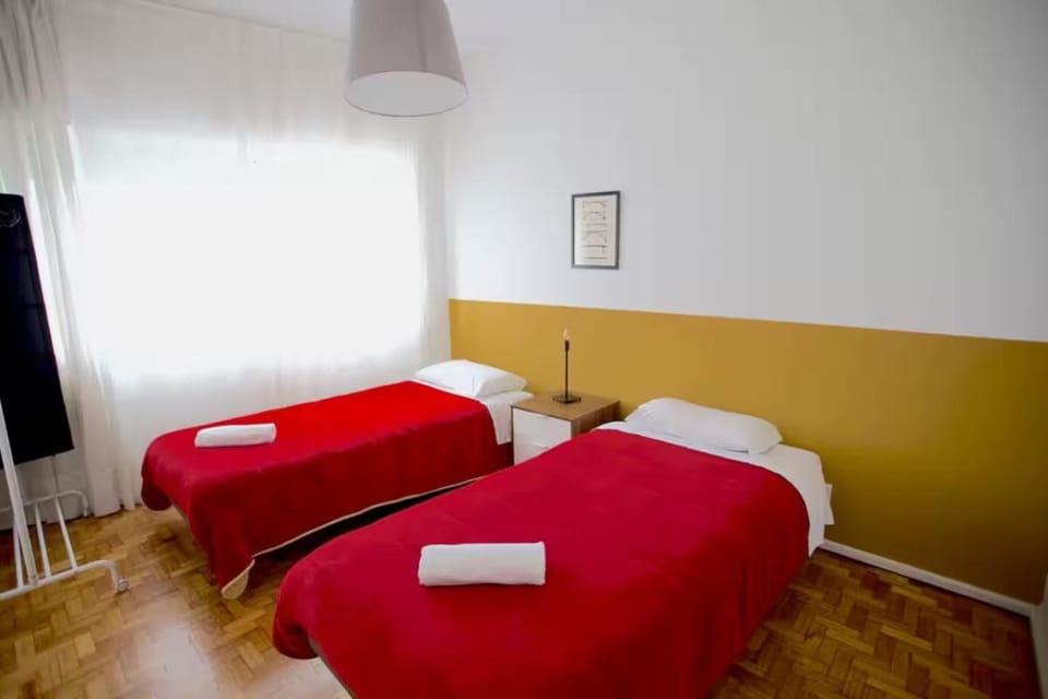 Downtown 3 Bedroom with Balcony - Quiet Street - Family Friendly - Groups Apartment in Porto