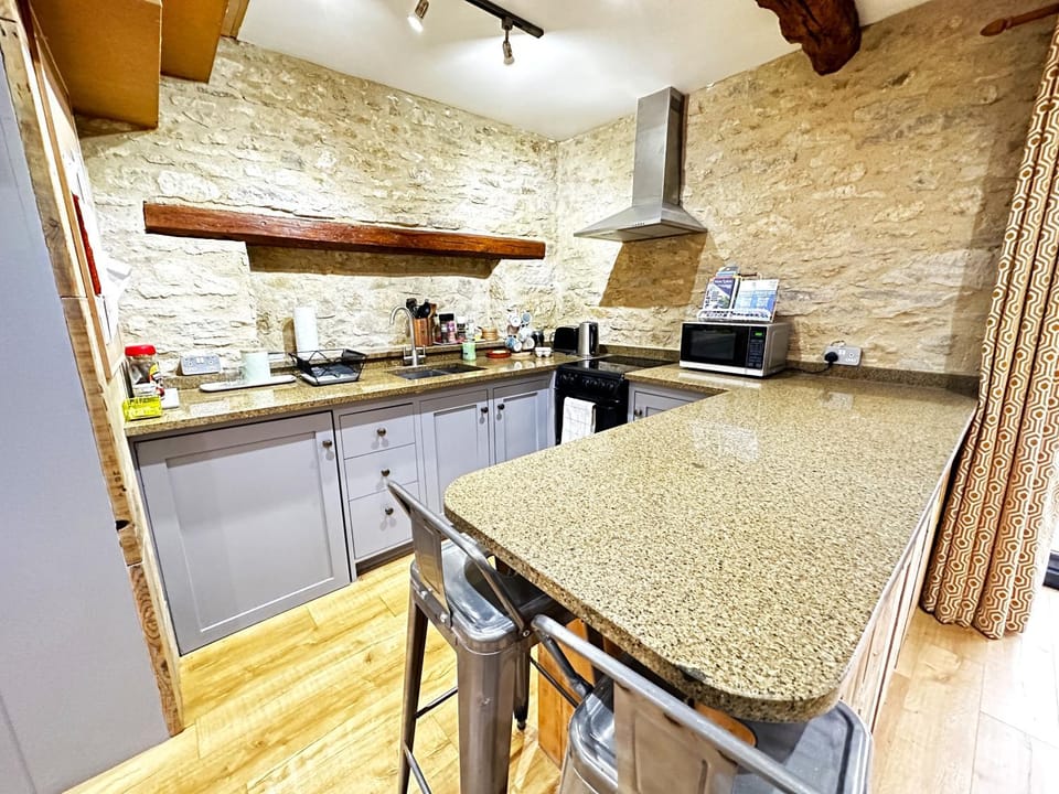Kitchen or kitchenette, Dining area, minibar, pet friendly, stove