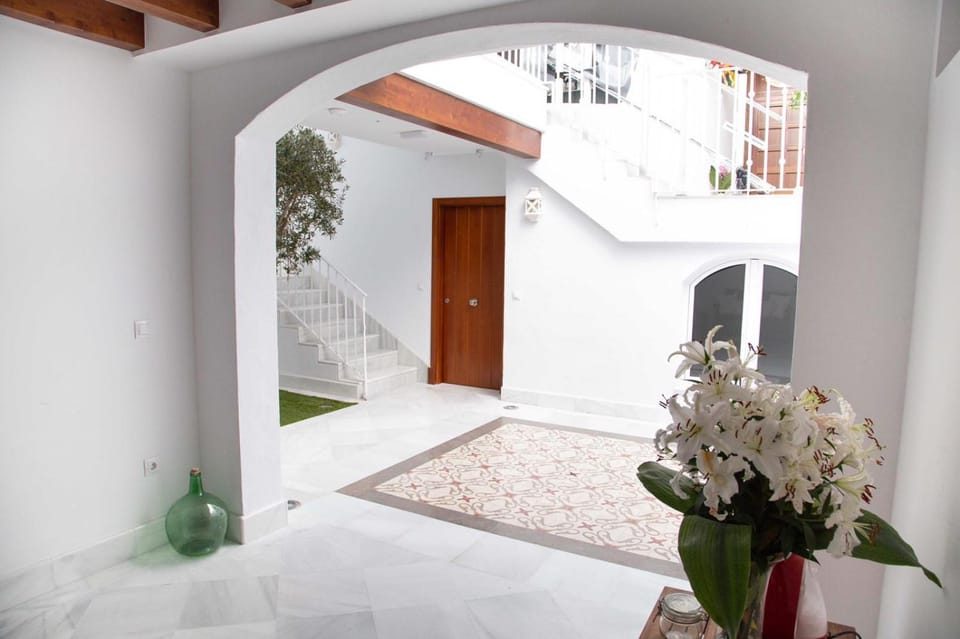 Property building, Patio, Communal lounge/ TV room, Lounge or bar, Inner courtyard view