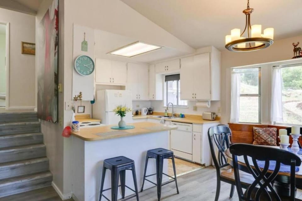 Property building, Coffee/tea facilities, Kitchen or kitchenette, Living room, Lounge or bar, Seating area, Dining area, Breakfast, dishwasher, minibar, pet friendly, stove, kitchen, kitchen