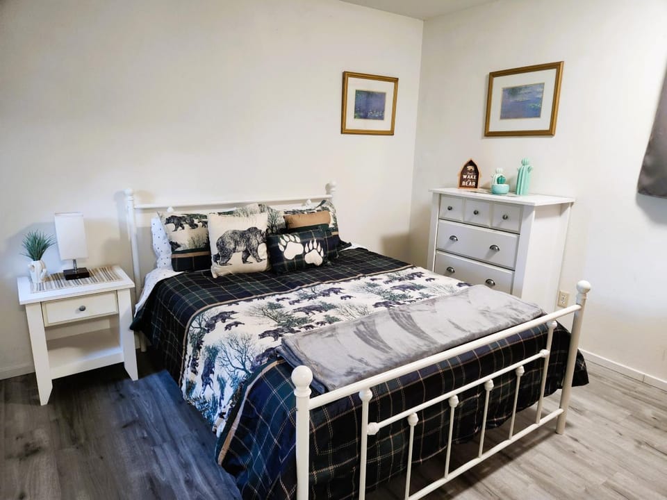 Property building, Bed, Bed, Photo of the whole room, Bedroom, wardrobe