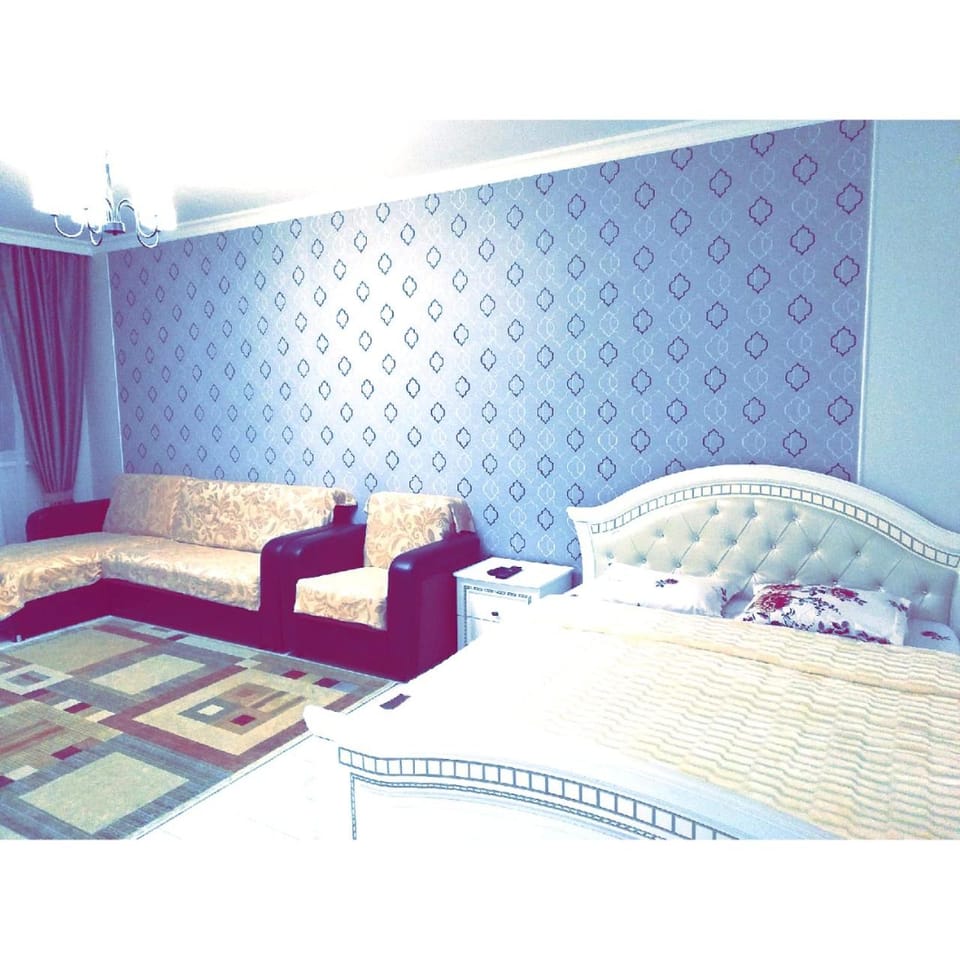 Bed, TV and multimedia, Living room, Seating area, Bedroom, Text overlay, City view, Landmark view