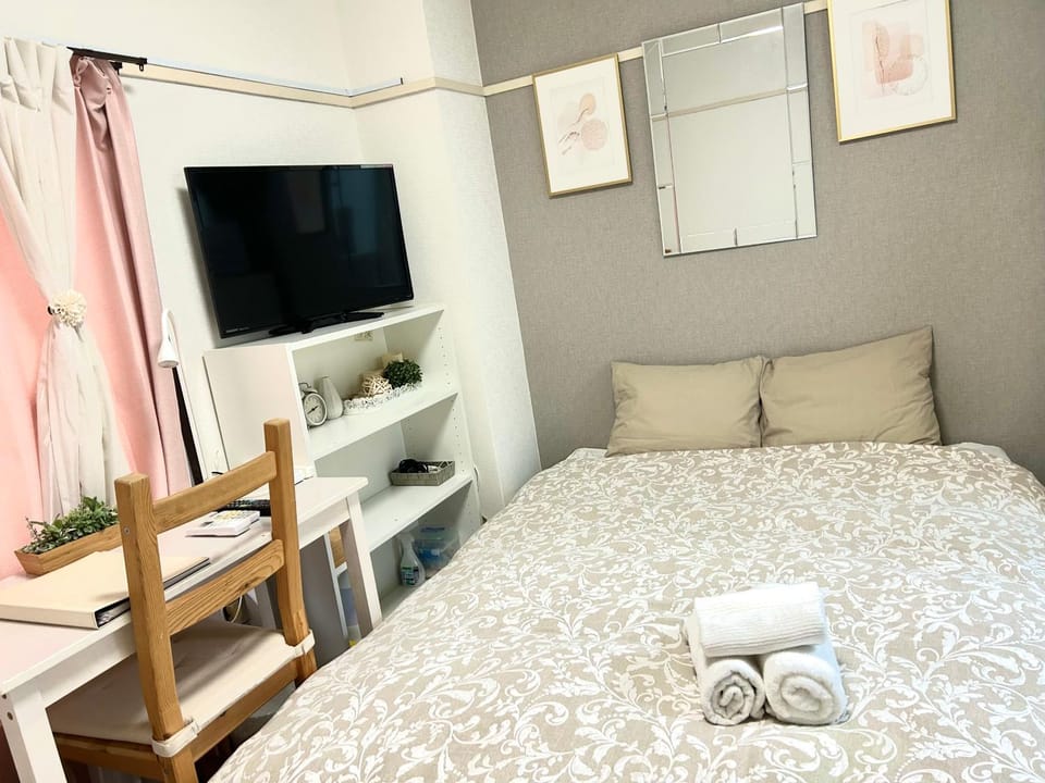 Photo of the whole room, Bedroom