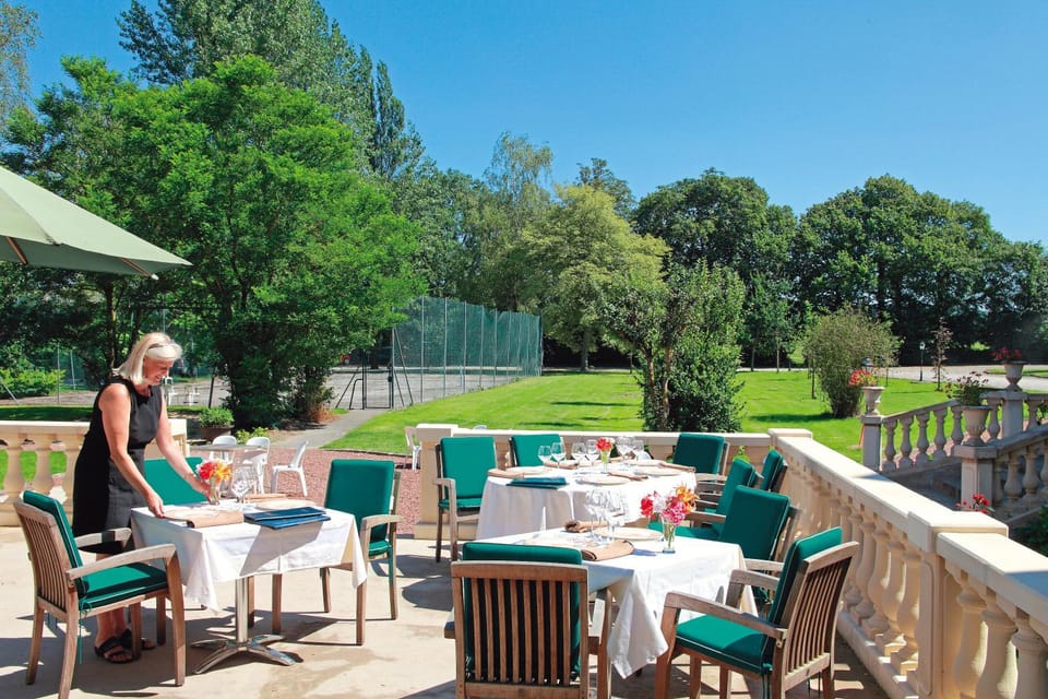 Restaurant/places to eat, Balcony/Terrace, Garden view
