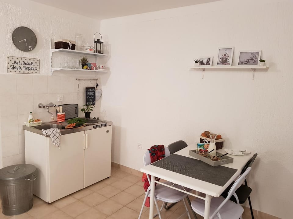 Coffee/tea facilities, Kitchen or kitchenette, Dining area