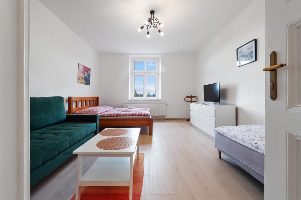 TV and multimedia, Living room, Seating area, Bedroom