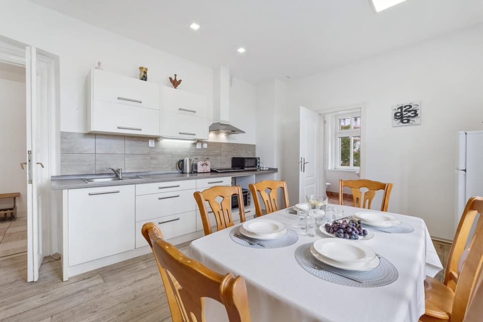 Coffee/tea facilities, Kitchen or kitchenette, Dining area, minibar, oven, stove