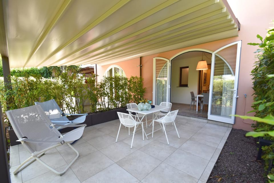 Property building, Balcony/Terrace, Dining area