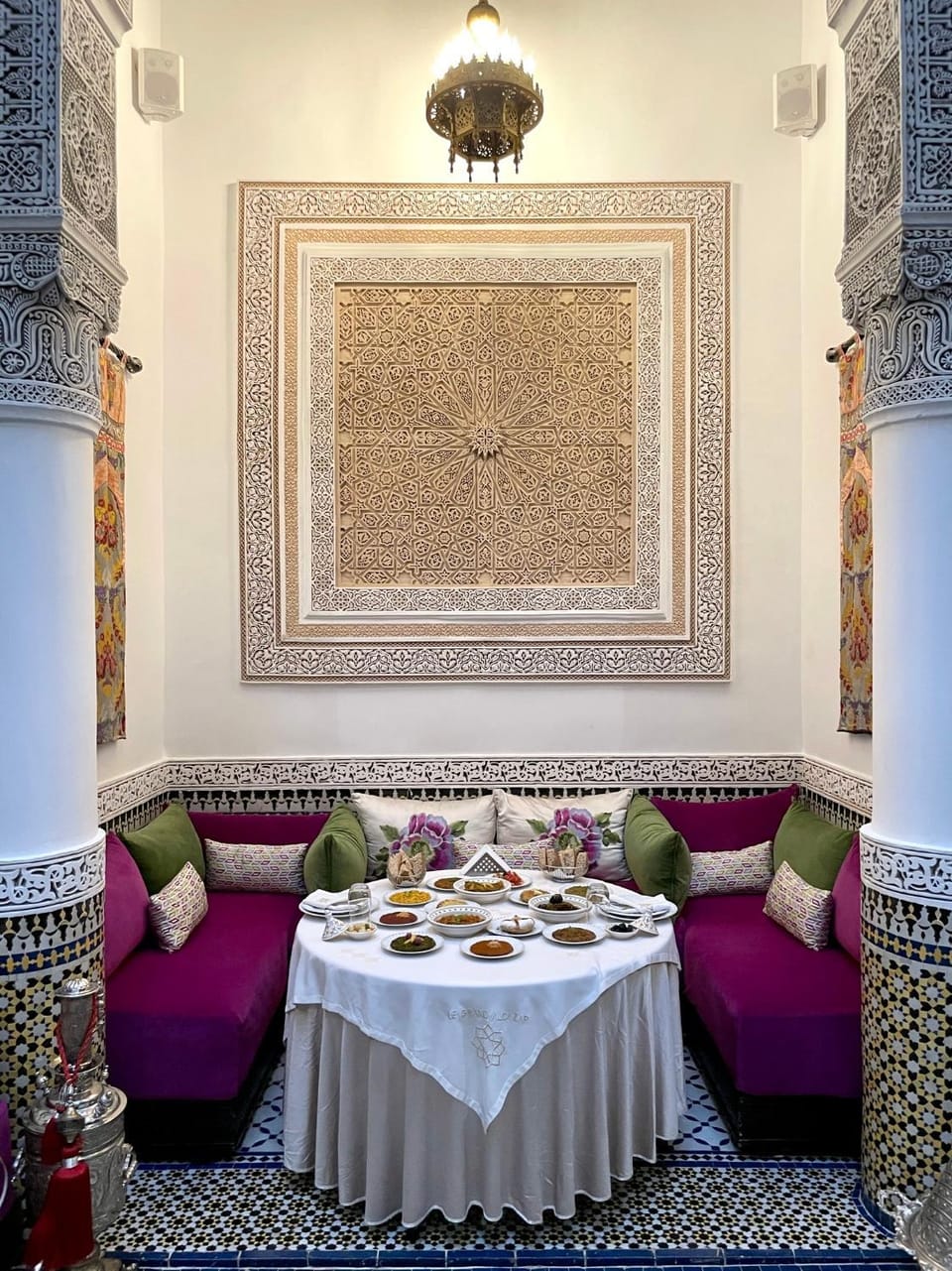 Restaurant/places to eat, Food and drinks, Seating area, Food