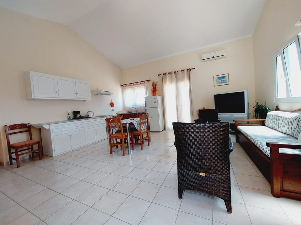 TV and multimedia, Kitchen or kitchenette, Living room, Dining area