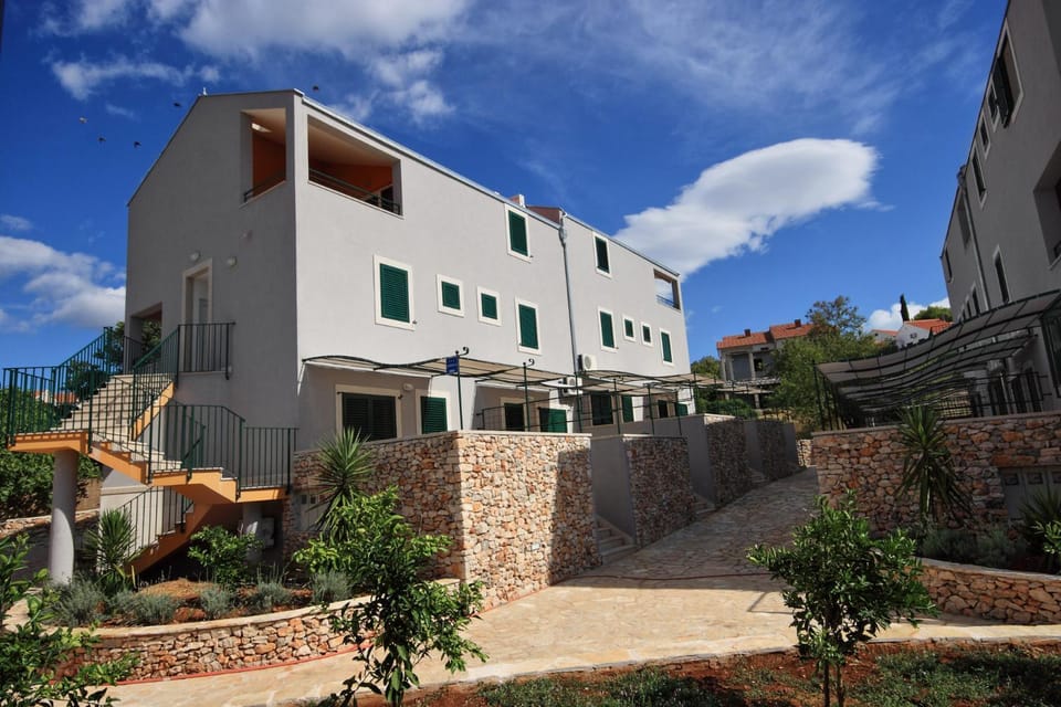 Facade/entrance, Summer, Garden, Balcony/Terrace, Garden view, Street view