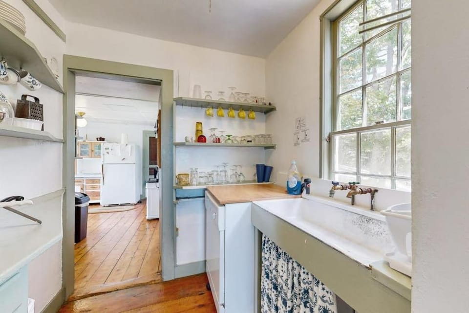 Kitchen or kitchenette, stove, kitchen
