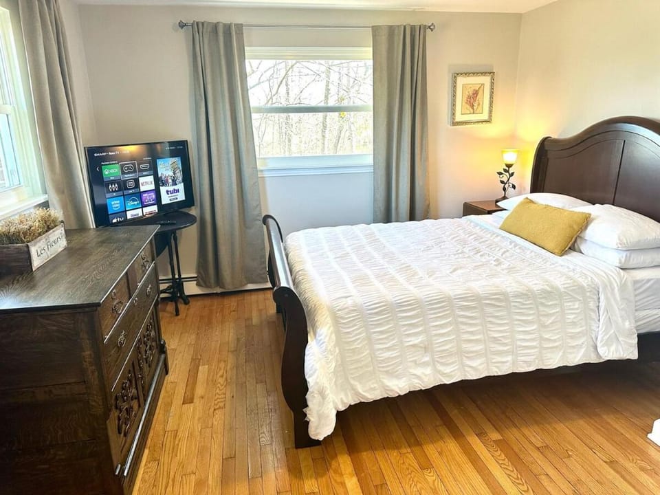 Bed, TV and multimedia, Bedroom