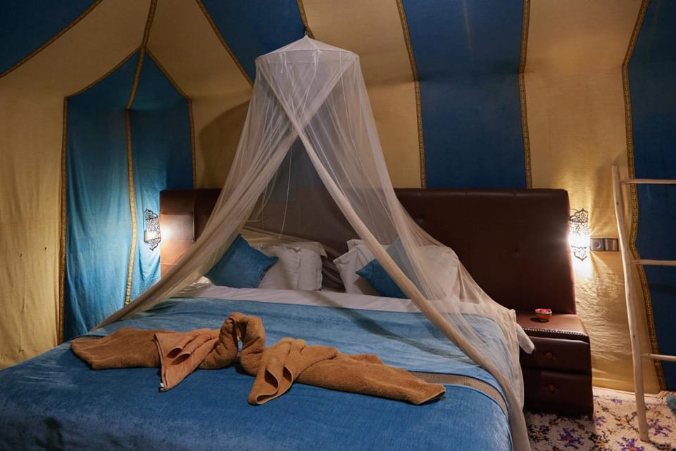 Photo of the whole room, Bedroom, towels