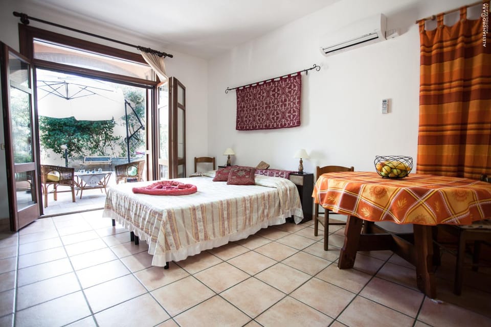Patio, Photo of the whole room, Dining area, Bedroom