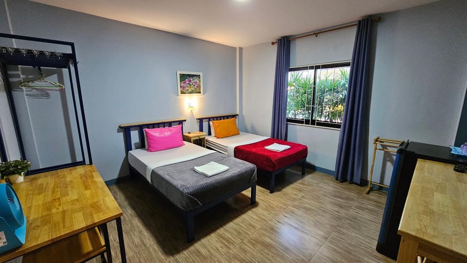 Bed, Photo of the whole room, Seating area, Bedroom