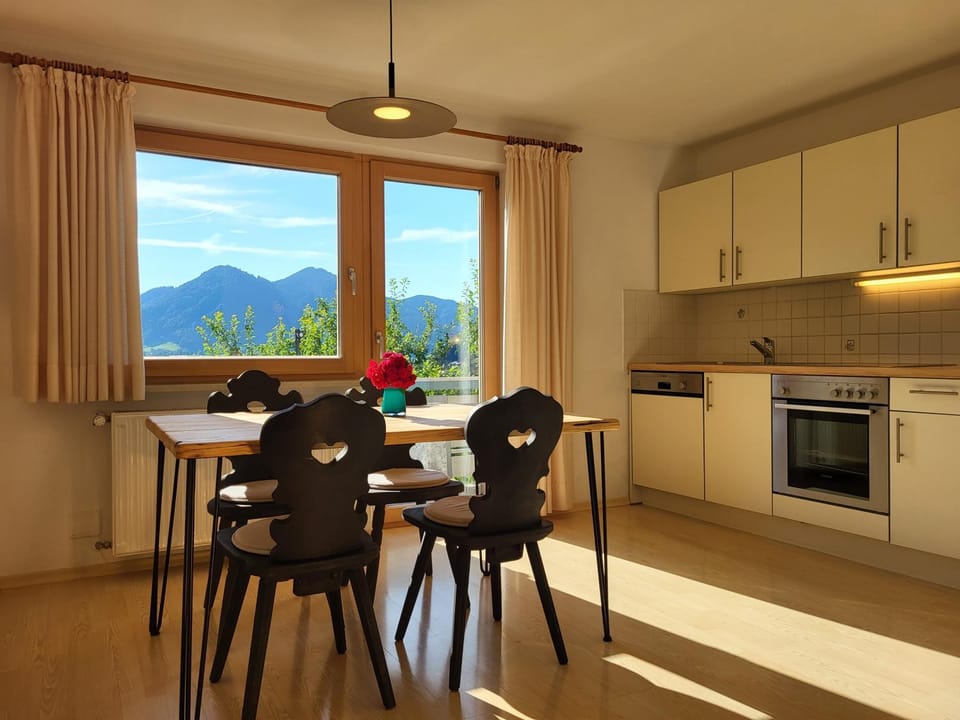 Natural landscape, Kitchen or kitchenette, Living room, Dining area, Food, Mountain view, Dinner, Facility for disabled guests, dishwasher, pet friendly, stove, kitchen, kitchen