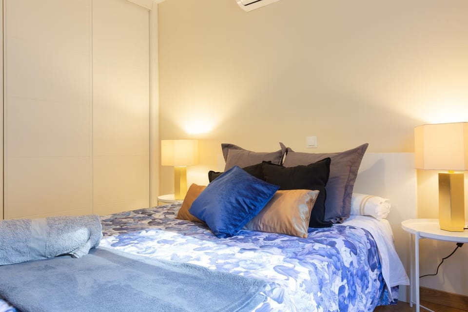 Bed, Bedroom, cot, towels