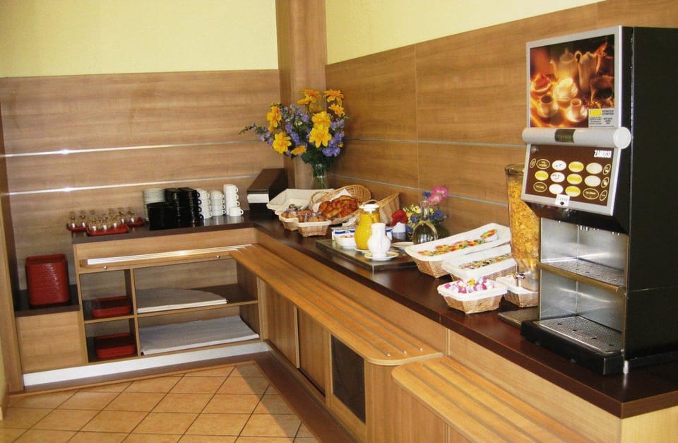 Restaurant/places to eat, Food and drinks, Buffet breakfast