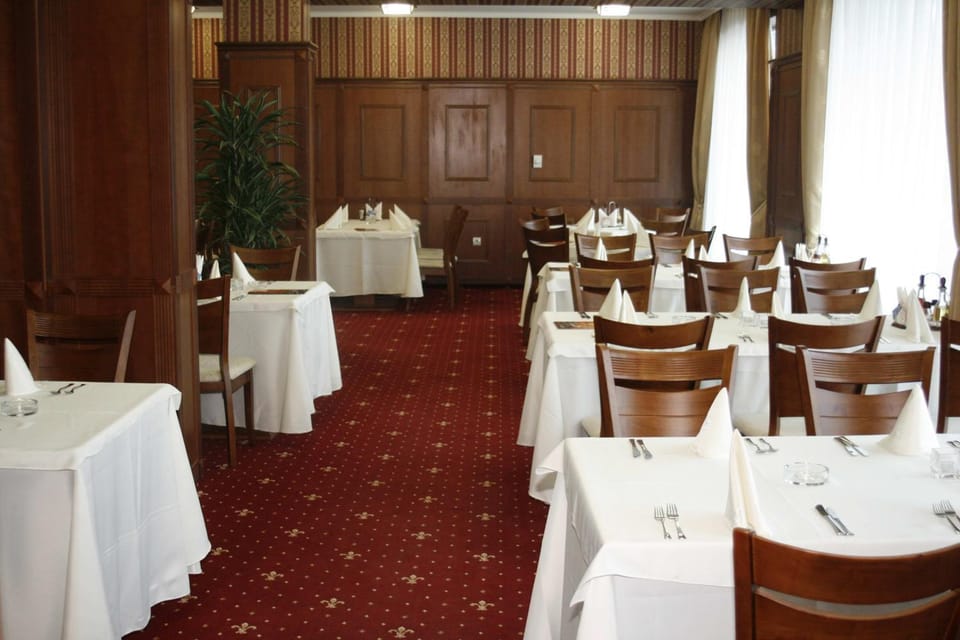 Restaurant/places to eat, Banquet/Function facilities, Seating area, Dining area