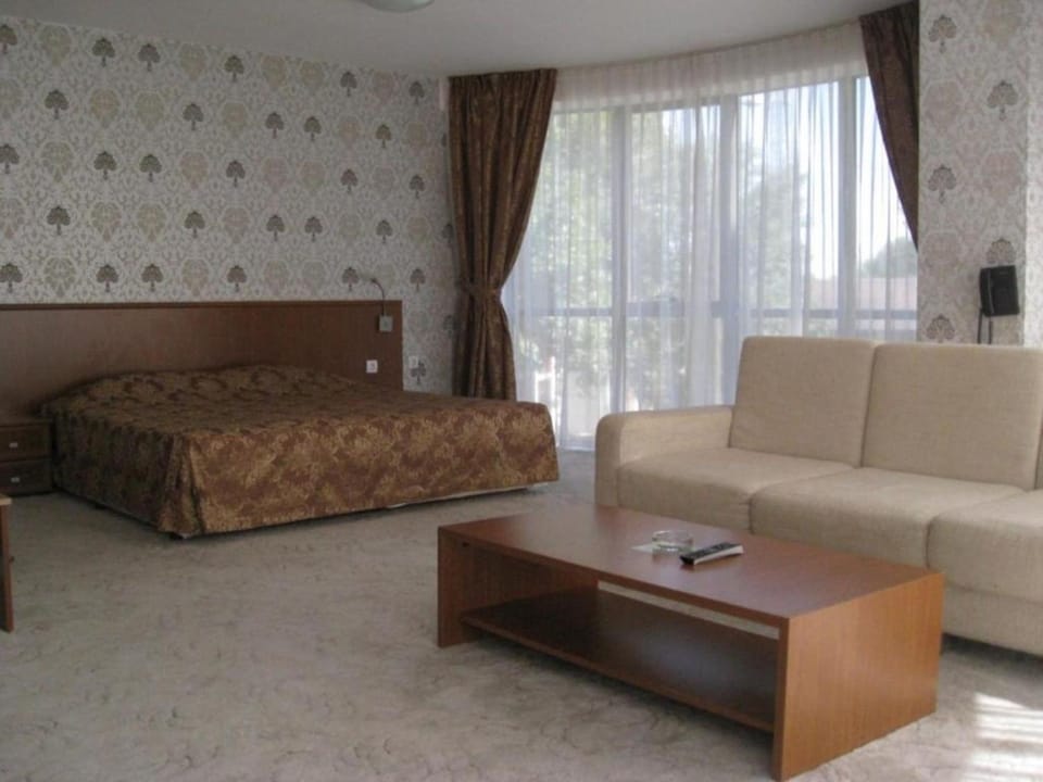 Bed, View (from property/room), Living room, Photo of the whole room, Seating area, Bedroom