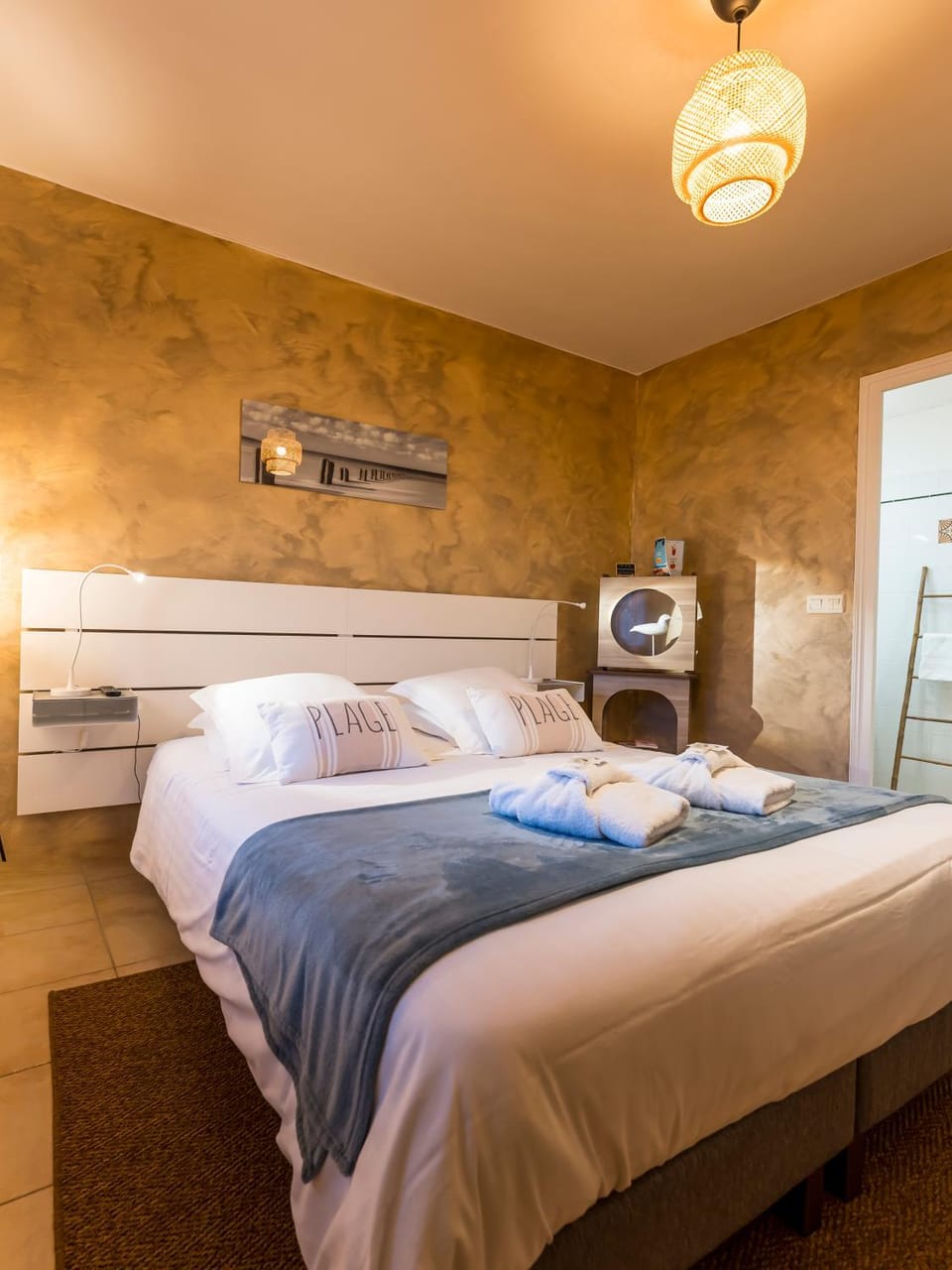 Photo of the whole room, Bedroom