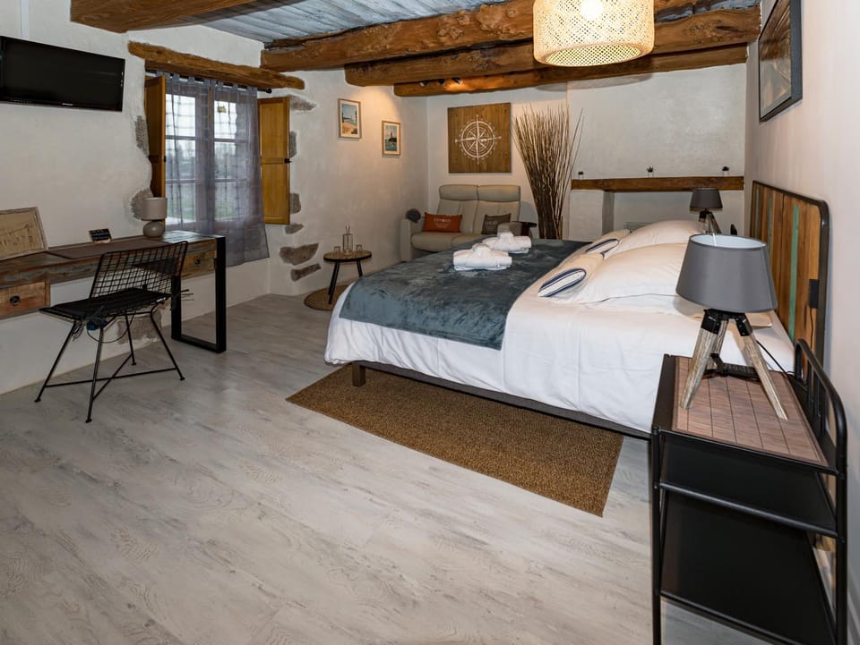 Bed, TV and multimedia, Living room, Photo of the whole room, Seating area, Bedroom