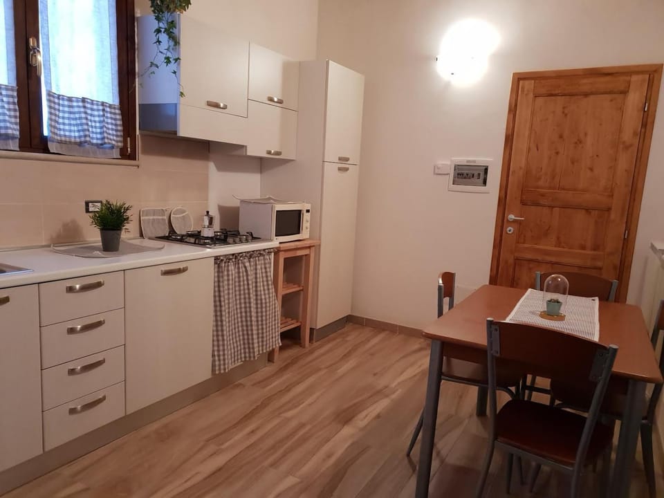 Kitchen or kitchenette, Dining area