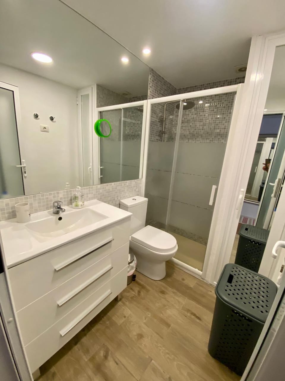 Shower, Toilet, Bathroom, towels