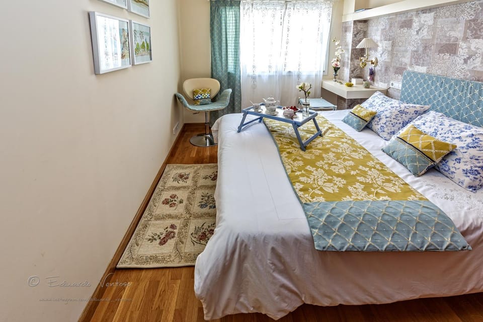 Bed, Library, Photo of the whole room, Bedroom