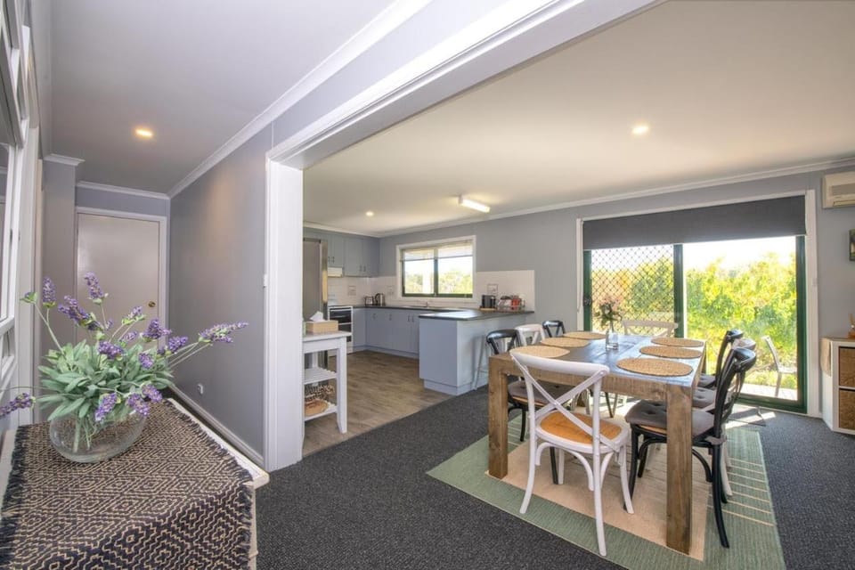 Kitchen or kitchenette, Seating area