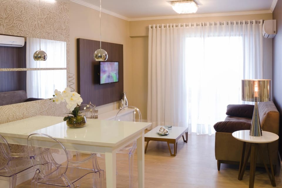 TV and multimedia, Seating area, Dining area, Bedroom
