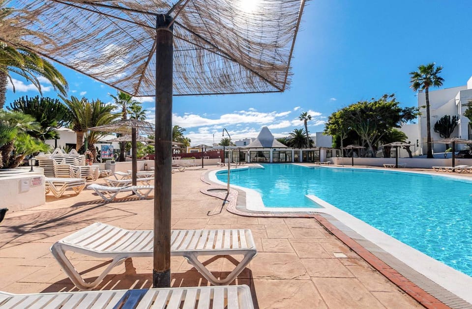 Swimming pool, sunbed