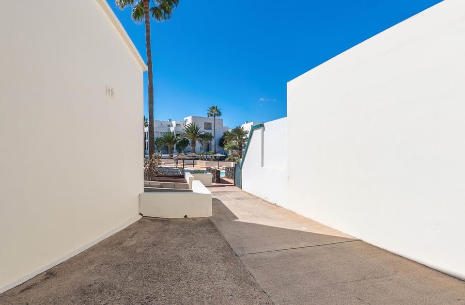Pool view, Street view