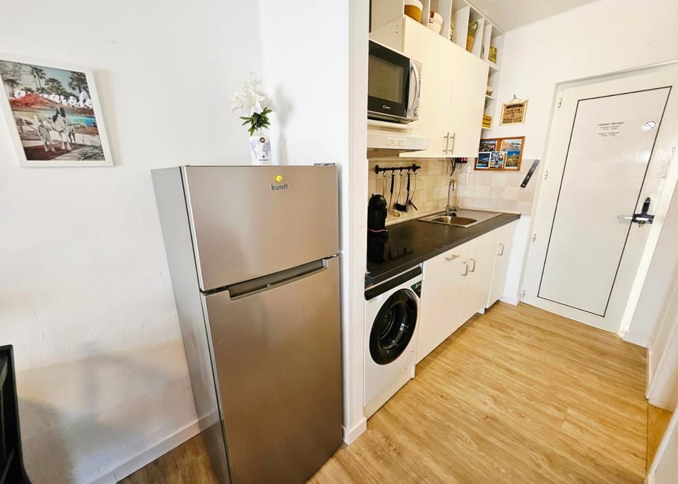 Kitchen or kitchenette, stove, washing machine