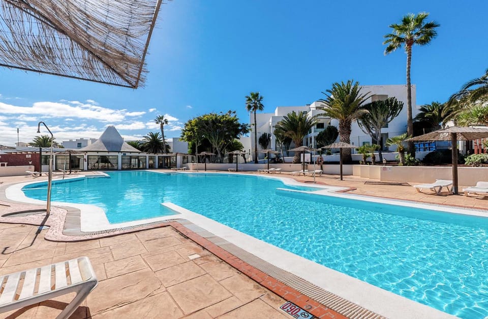 Swimming pool, sunbed