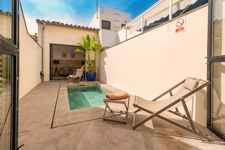 Pool view, Swimming pool, sunbed