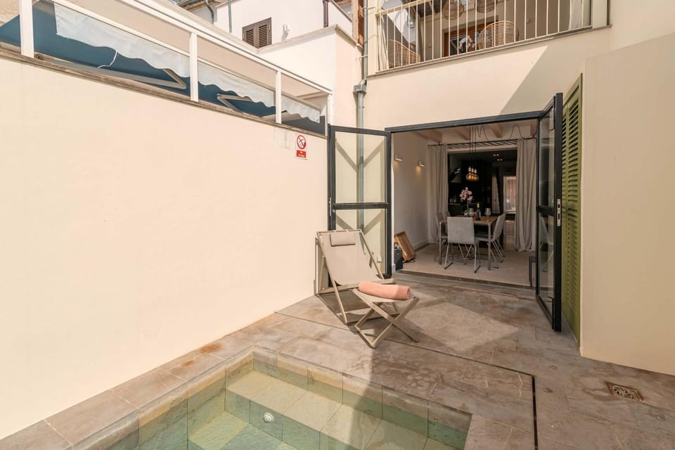 Decorative detail, Swimming pool