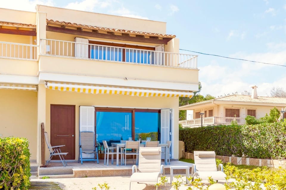 Property building, Facade/entrance, Balcony/Terrace, sunbed